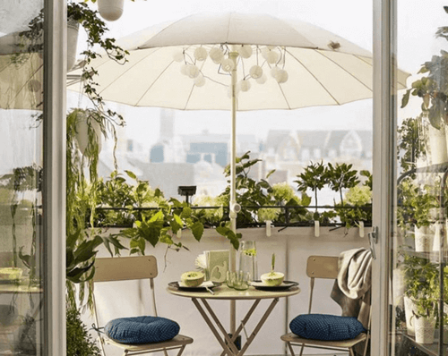 Altan med masser af planter