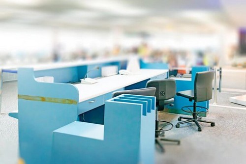 Kontor med blå elementer
