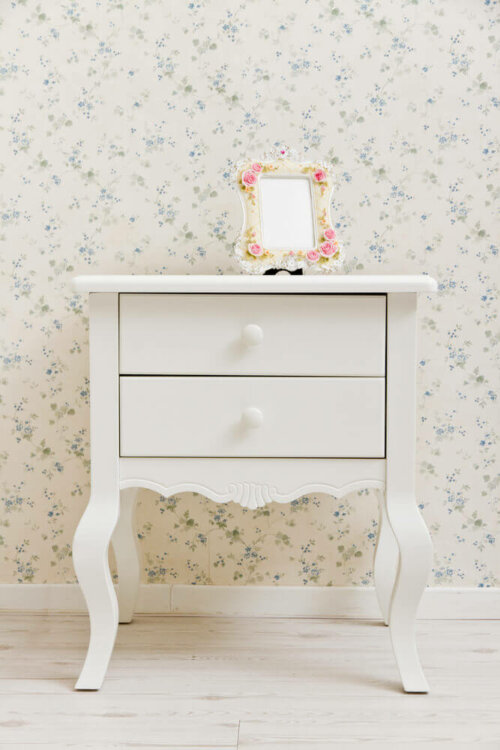 klassisk hvidt sengebord