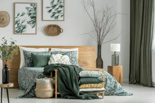 Seng med træbænk for enden