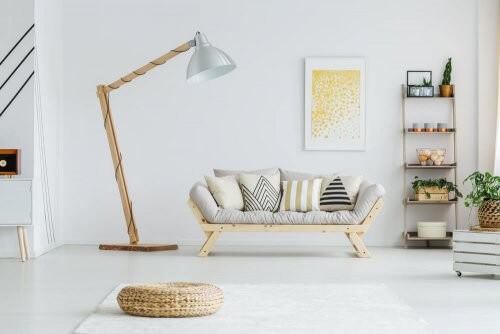 Spotlampe i træ og metal