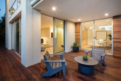 Skydedøre der fører ud til verandaen