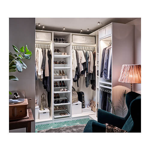 Din sommergarderobe kan organiseres efter farve.