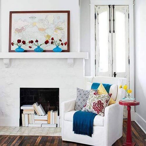 Indretning med bøger i pejsen