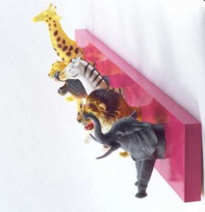 Knagerække af genbrugte figurer.