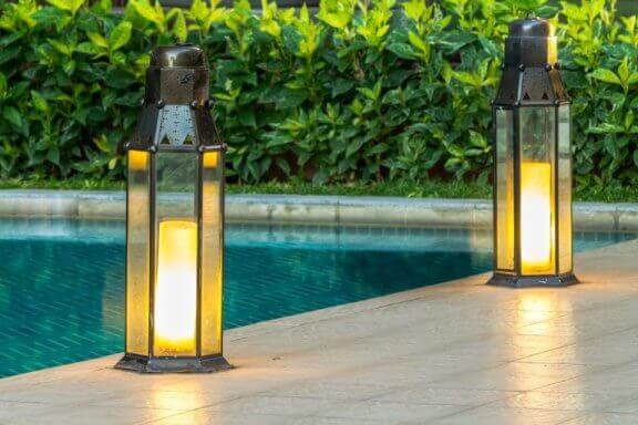 lanterner ved poolkant
