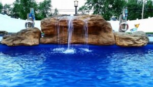 pool med et vandfald