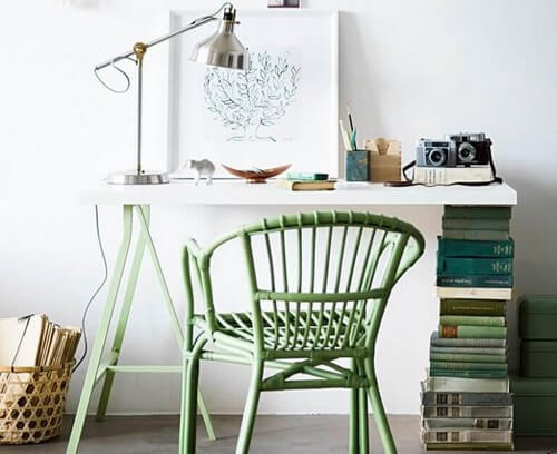 Skrivebord med bøger som bordben