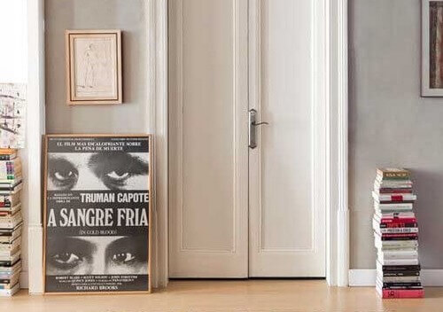 Indretning med bøger på gulvet