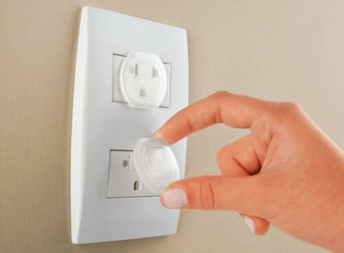 plastikafdækninger kan bruges til stikkontakterne når du indretter med børnene i tankerne