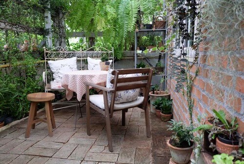 Lille og hyggelig terrasse med møbler