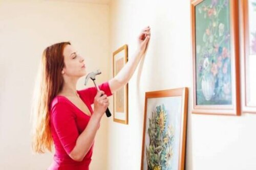 du kan godt lave hul uden at beskadige din væg. dog bør du dække væggen igen når du tager objektet ned