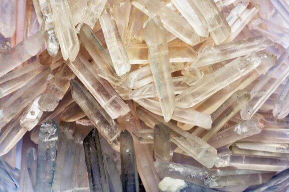 dekoration til stue med mineraler