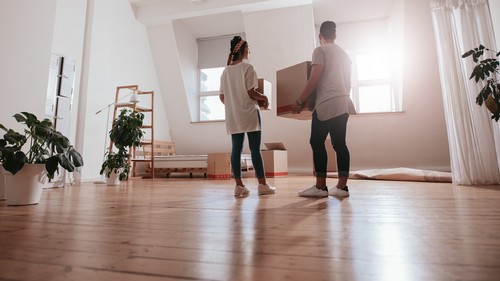 Kærestepar flytter fra hus