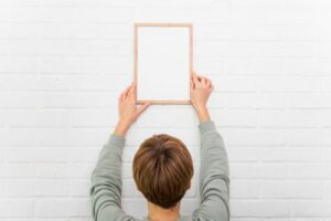 Sådan hænger du ting op uden at beskadige din væg