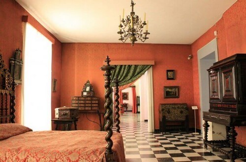 Værelse med indretning fra en anden tidsperiode