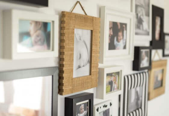 mange fotografier på væg