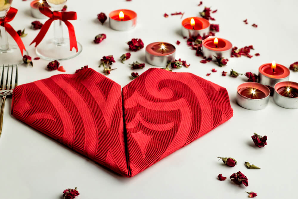 Hjerter og blomsterblade er vigtige for at skabe den perfekte romantiske ramme.