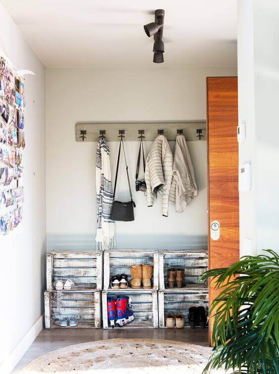 skoopbevaring i frugtkasser i entré