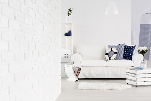 Stue med mange hvide detaljer