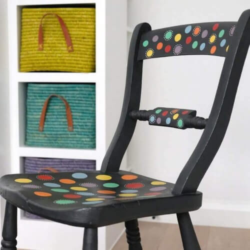 Stol udsmykket i forskellige farver