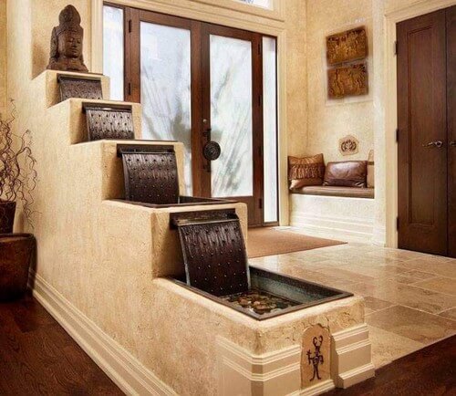 Kunstigt vanddekoration i entréen