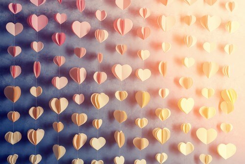 Hjerteguirlander på væggen
