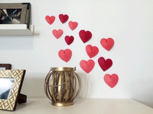 Hjerter pryder væggen i hjemmet