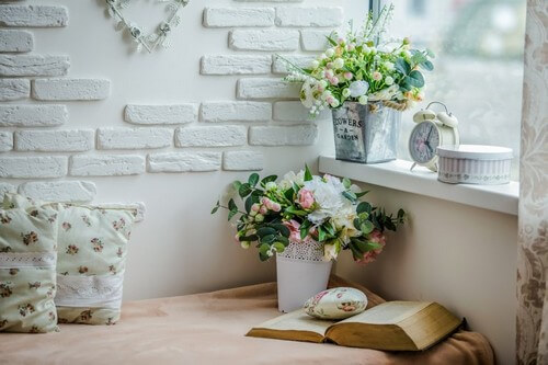 Et læsehjørne udsmykket med blomster 