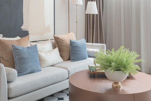 Sofa og pyntepuder i lyse farver