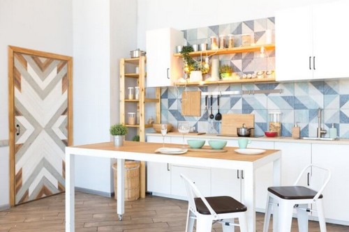 Hvidt spisebord i køkkenet 