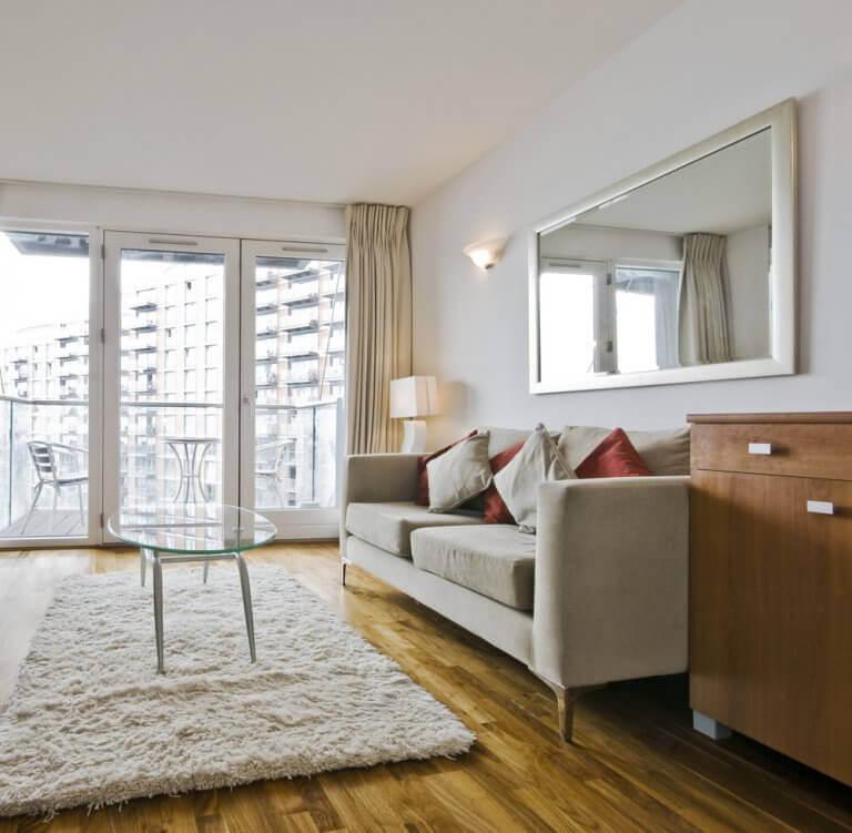 stue med spejl bag sofa