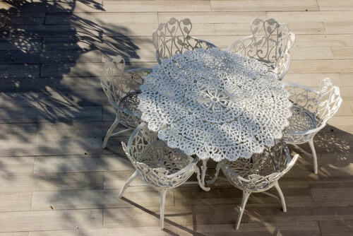 Hvide terrassemøbler af smedejern