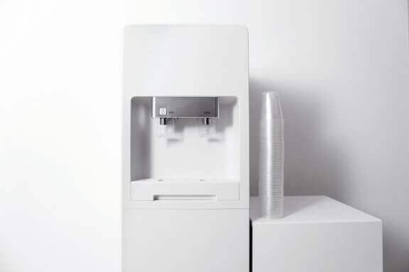 vanddispenser og plastikkopper