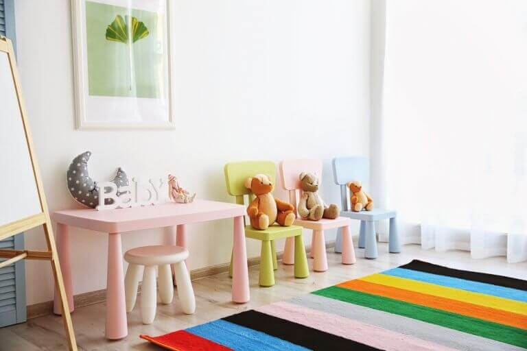 børneværelse med farverige tæpper