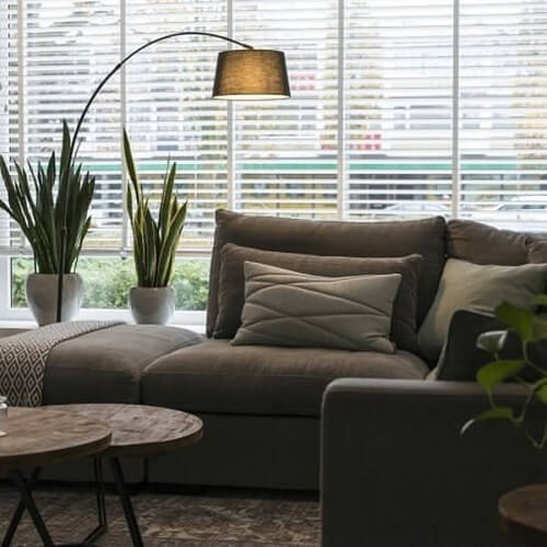 En buet gulvlampe i stuen