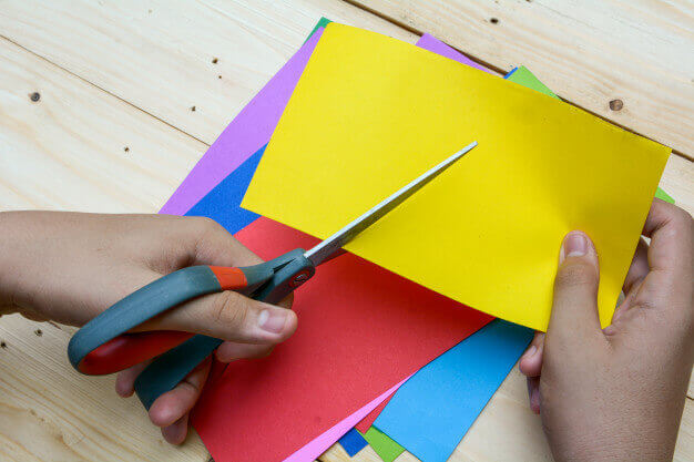 farvet papir der bliver klippet til