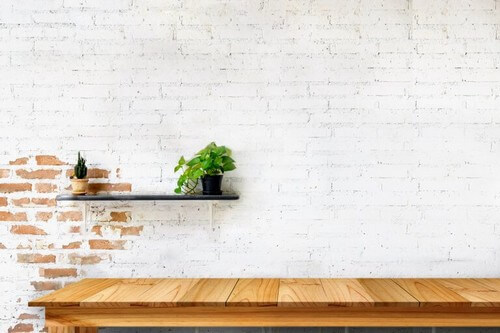 Blandede murstensvægge med et hvidt og naturligt look