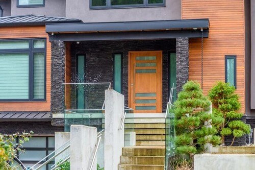 Hus med stendetaljer 