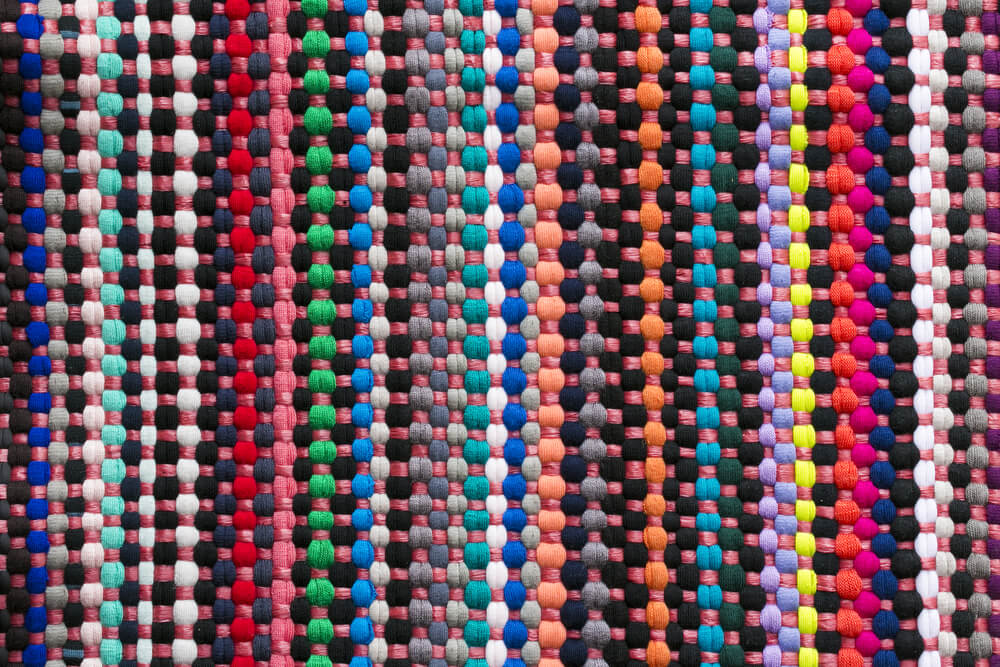 tæppe med farvet mønster