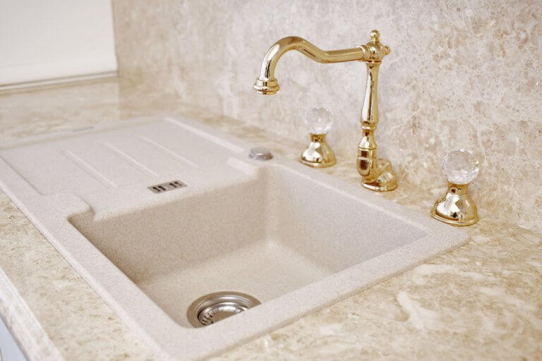 gyldne vandhaner og marmor