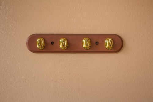 Knagerække med guldfarvede knager