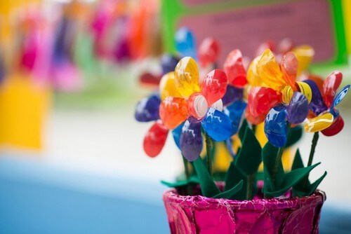 Du kan genbruge plastikflasker til at lave havepynt