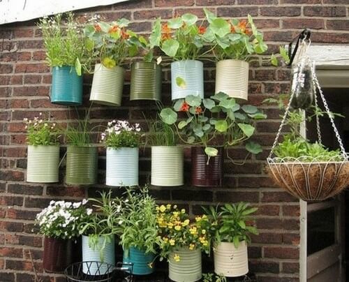 Plantekrukker lavet af blikdåser