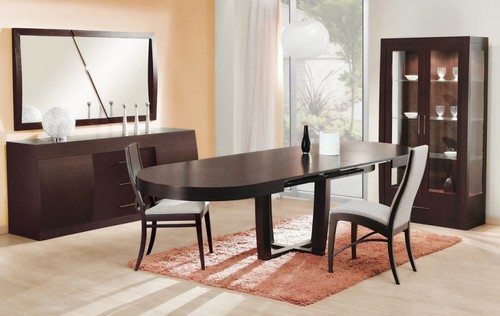 Langt spisebord til spisestuen