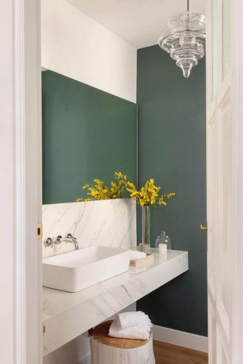 Bordplader i marmor til badeværelset, ligesom det på billedet, er meget populære lige nu.