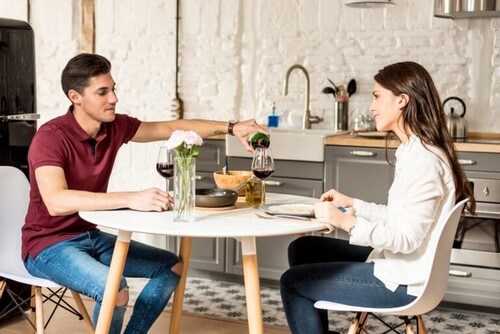 Par holder en romantisk middag sammen