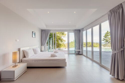 Et hvidt soveværelse med hvide vægge. Det at male væggene i dit soveværelse hvidee giver bedre belysning til hele rummet.