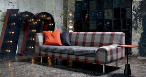 ternet stof på sofa