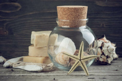 glaskrukke med havelementer